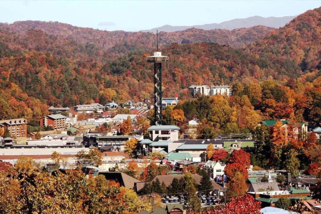 Whiskey Ridge Lodge, A Restored 1940S Gem, 2 Mins From Downtown, Breathtaking City Views, Custom Game Room, And Spacious Elegance Gatlinburg Exterior foto