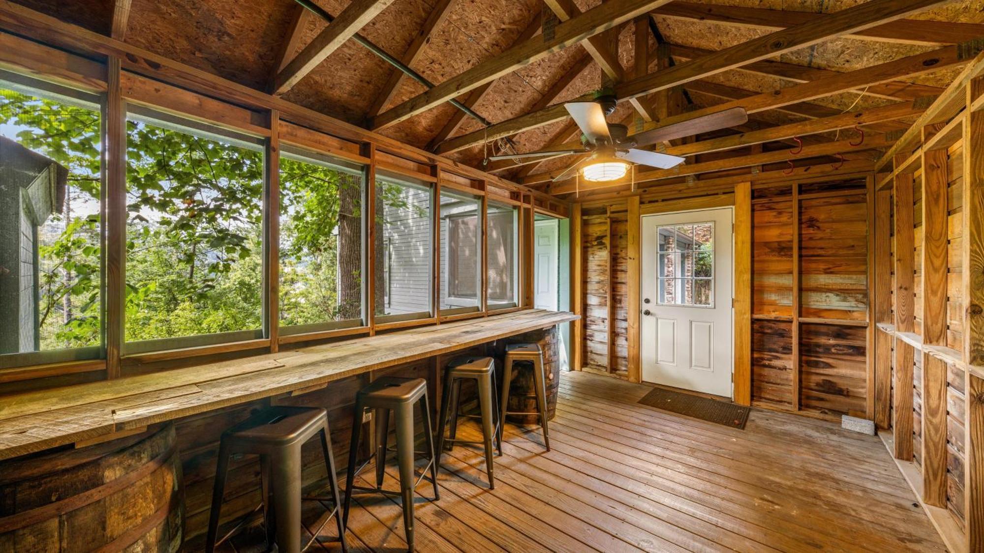 Whiskey Ridge Lodge, A Restored 1940S Gem, 2 Mins From Downtown, Breathtaking City Views, Custom Game Room, And Spacious Elegance Gatlinburg Exterior foto
