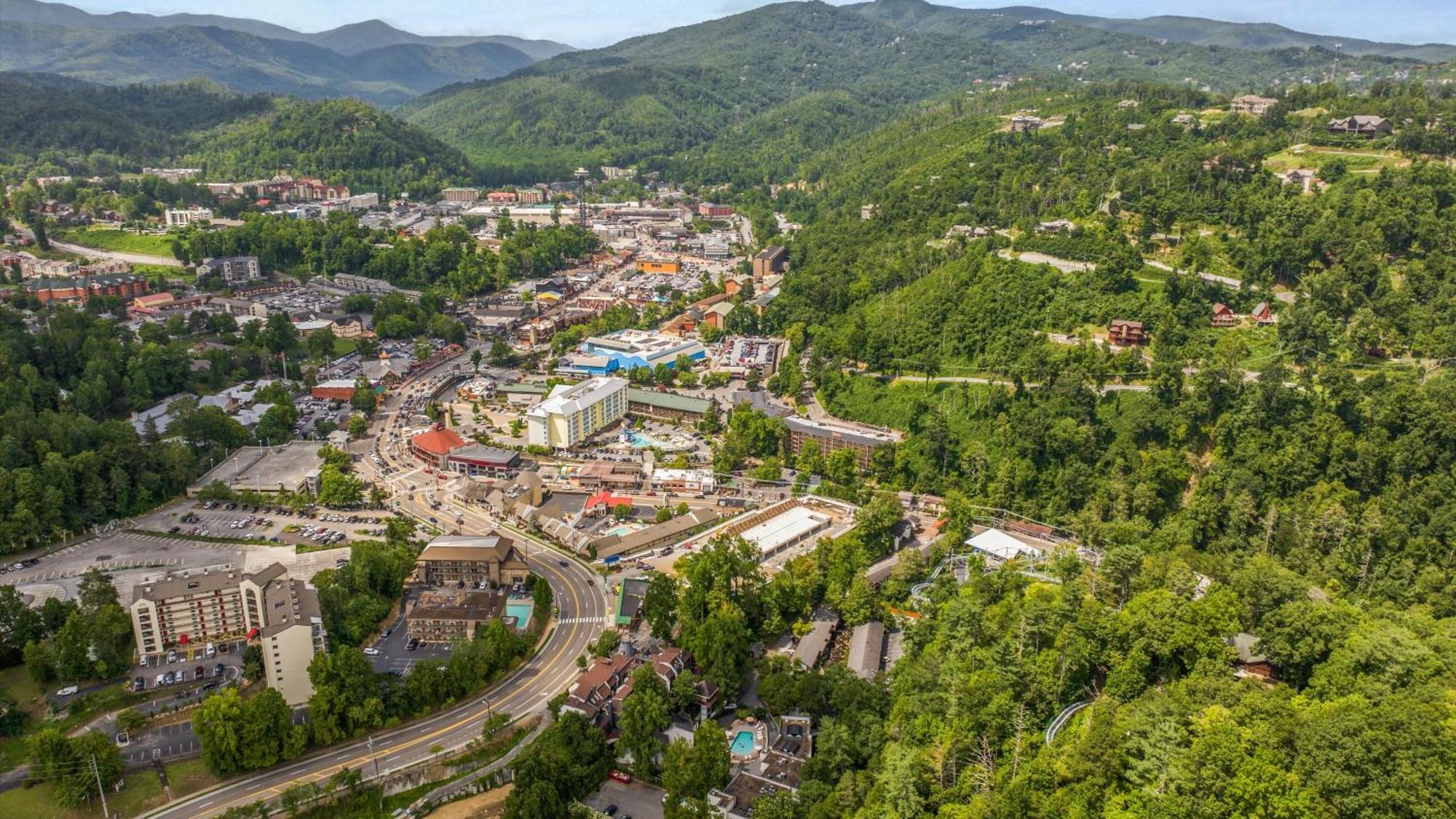Whiskey Ridge Lodge, A Restored 1940S Gem, 2 Mins From Downtown, Breathtaking City Views, Custom Game Room, And Spacious Elegance Gatlinburg Exterior foto